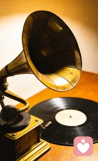 6. 感情不怕有裂痕，怕的是没人愿意伸手，把碎片慢慢拼回去。配图