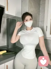 论恋母情结与恋父
情结
在人类精神世界的隐秘角落，潜藏着两条贯穿童年、影响一生的情感线索——恋母情结（俄狄浦斯情结）与恋父情结（厄勒克特拉情结）
它们并非世俗眼中的伦理禁
忌，而是每个人在成长必经的心理关口，是潜意识里对亲密、安全与身份认同的原始渴求，更是塑造成年后人格与亲密关系的隐秘基石。
一、情结的起源：神话与心理学的交汇
恋母情结（Oedipus Complex)
这一概念由精神分析之父西格蒙德·弗洛伊德
提出，名称源自古希腊悲剧《俄狄浦斯
王》。故事中的王子俄狄浦斯，在命运的安排下，无意中杀死生父，娶母为妻。弗洛伊德以此为喻，指出儿童在3-6岁（性器期/俄狄浦斯期） 会普遍出现一种潜意识心理：男孩对母亲产生浓烈的、独占式的依恋与情欲幻想，同时将父亲视
夺母爱的竞争对
手，产生嫉妒、敌意，都是属于正常的情结，只要调整好家庭关系，家庭必将是更加的和谐稳定。你当下是什么情况呢？期待你的到来，一起探索，共同成长[玫瑰][玫瑰]配图