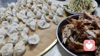 灯火可亲，围炉宴坐。餐桌上的菜肴升腾着热气，把每个人的脸颊都烘得暖融融。长辈低声叮嘱，孩童笑语追打，时光仿佛慢了下来。没有繁杂的琐事，只有碗筷碰撞的清脆与家人闲语的温柔。这一刻，人间最顶级的奢侈，不过是这寻常日子里的团圆与安暖。
 
周末了，你还在忙吗？放下疲惫，享受这份其乐融融的美好吧！配图