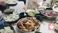 灯火可亲，围炉宴坐。餐桌上的菜肴升腾着热气，把每个人的脸颊都烘得暖融融。长辈低声叮嘱，孩童笑语追打，时光仿佛慢了下来。没有繁杂的琐事，只有碗筷碰撞的清脆与家人闲语的温柔。这一刻，人间最顶级的奢侈，不过是这寻常日子里的团圆与安暖。
 
周末了，你还在忙吗？放下疲惫，享受这份其乐融融的美好吧！配图