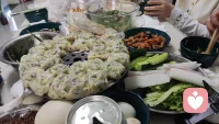 和婆婆相处融洽的核心是保持边界感+多共情少较真+用细节传递心意，可以试试这几个具体方法：
 
1. 尊重她的生活经验，遇到育儿、家务这类事，先听她的想法再温和提自己的建议，不直接否定。
2. 减少正面冲突，有分歧时别当场争论，事后让老公帮忙委婉转达你的想法。
3. 偶尔送点她需要的小礼物（比如适合的护肤品、爱吃的点心），日常多说几句暖心话，比如“妈你做的饭真好吃”。
4. 保持适当距离，不要事事都凑在一起，各自有独立的生活空间会少很多矛盾。配图