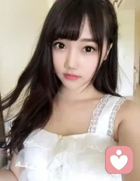 夜好像被拉长了，窗外的风轻轻扫过树梢，屋里安静得能听见自己的呼吸。
 
不用硬逼着自己入睡呀，就这么安安静静待一会儿也很好。可以说说今天有没有什么没来得及细想的小事，或者只是随便聊聊，哪怕是吐槽几句睡不着的烦恼也行。