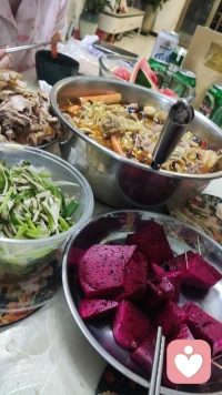 人一定要疯狂爱上什么东西，才不至于被这无趣的生活吞没。我们的肉身只需要很少的粮食就能活，而精神需要山川河流与自由。人可一生忙碌，只为喂养一副终将衰老的躯壳，却从未善待过相伴至死的灵魂。别让琐碎磨平眼底的光，别让奔波耗尽心底的热，去爱清晨的风，去爱傍晚的云，去奔赴山海，去活成自己喜欢的模样。别困在鸡毛蒜皮里沉沦，别被世俗功利捆绑一生，灵魂总要靠一份热爱支撑着，别等到垂垂老矣才惊觉这一生，竟从未真正为自己活过。配图