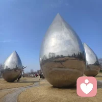 人生难免有阴郁的时刻，一时的迷茫与失落，不过是沿途掠过的乌云。不必困在当下的阴霾里，那些打湿衣襟的风，终会吹散成晴空里的暖。要相信，所有的泥泞与曲折，都是在为后来的万丈光芒铺路，风雨过境，自有阳光漫过山岗。