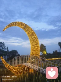 晚风轻佛，惬意。总在不经意间回头，路漫漫，路漫漫