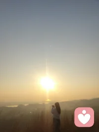 心乱时，停下来，听自己。
做你最温柔的倾听者，
陪你把浮躁抚平，
把不安安放，
在安静里，找回平静。配图