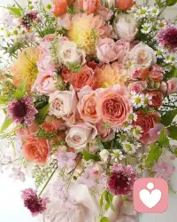 路灯把两个人的影子拉得很长，又揉在一起。积水映着光，一脚踩下去，碎了满地的星星。配图