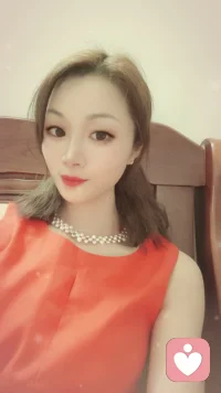 我不敢回头看我走过的路。
回头看，全是青春里的遗憾，是婚姻里的妥协，是育儿路上的兵荒马乱，是为了生活熬的无数个夜。
那些曾经以为跨不过去的坎，那些以为撑不下去的瞬间，原来都被我咬着牙，一步步扛过来了。
我不敢回头，不是怕输，是怕看见那个曾经那么脆弱、那么无助的自己，会忍不住心疼。
原来成年人的世界，连回头的勇气都没有，只能硬着头皮，往前冲。
因为身后，是孩子，是家庭，是再也退无可退的人生。