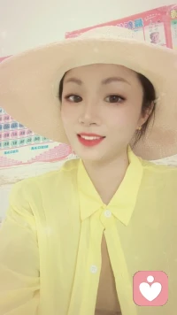 你有没有发现，成年后的快乐，其实都藏在细碎的日常里。
不用非要惊天动地，也不用事事都做到完美。
累了就歇一歇，烦了就放一放，
不必讨好谁，也不用勉强自己。
把鸡毛蒜皮，换成风和日丽，
把疲惫焦虑，换成轻松自在。
哪怕生活普普通通，我们也要乐在其中。
好好爱自己，保持好心情，
就是对生活最好的回应。配图
