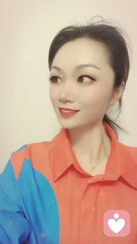 你有没有过这样的时刻？
明明心里无比渴望一份真诚、长久的联结，
却在靠近的时候，忍不住往后退。
其实你要知道，这份渴望本身，就无比珍贵。
它说明你的内心，从来没有因为过去的伤害，
彻底熄灭对温暖、对被理解的向往。
只是带着旧伤去开启新的关系，真的太难了。
你会敏感，会不安，会反复试探，
会害怕再一次被辜负，再一次被伤害。
所以请你，一定一定，对自己多一些耐心。
不要因为暂时没遇到合适的人，就否定自己的期待；
不要因为走得慢，就责怪自己不够勇敢。
像对待那个受了伤、需要被好好照顾的朋友一样，
抱抱自己，允许自己慢慢来。
你值得被真诚以待，也值得被自己温柔爱着。配图