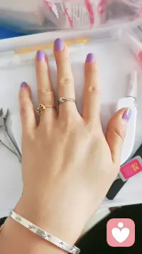 低头看手，突然被这两枚戒指戳中了心：🦋玫瑰彩金蝴蝶戒指，是我破茧成蝶的勇气；🪽天使之吻钻戒，像一双温柔的翅膀，又像盛放的莲花花瓣，稳稳托住我、守护着我。想起结婚时那条断了两次、补了两次的黄金项链，最后还是换成了彩金项链和这枚蝴蝶戒指。原来旧的离开，是为了让更懂守护我的留下。兜兜转转才明白，我一直都是被命运偏爱的。配图