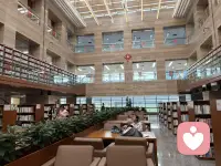 11年前，我是温柔善良爱笑的姑娘。婚后11年烟火历练，岁月悄悄磨平了我所有棱角。如今的我，既能温柔似水，也能瞬间化身女汉子。我的脾气和模样，从来都不取决于自己，只取决于身边的人，待我几分真心、几分珍惜。配图