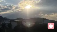 清晨站在阳台，迎着温柔的晨光放眼望去。阳光铺满眼前，空气都格外清爽舒心。平凡的日常里，总藏着不期而遇的美好。不必追赶匆忙，静下心感受当下光景。崭新明媚的一天已经开场，愿往后日子，温暖向阳，万事顺遂，带着好心情，认真度过这美好一天。配图