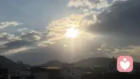 清晨站在阳台，迎着温柔的晨光放眼望去。阳光铺满眼前，空气都格外清爽舒心。平凡的日常里，总藏着不期而遇的美好。不必追赶匆忙，静下心感受当下光景。崭新明媚的一天已经开场，愿往后日子，温暖向阳，万事顺遂，带着好心情，认真度过这美好一天。配图