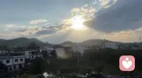 清晨站在阳台，迎着温柔的晨光放眼望去。阳光铺满眼前，空气都格外清爽舒心。平凡的日常里，总藏着不期而遇的美好。不必追赶匆忙，静下心感受当下光景。崭新明媚的一天已经开场，愿往后日子，温暖向阳，万事顺遂，带着好心情，认真度过这美好一天。配图