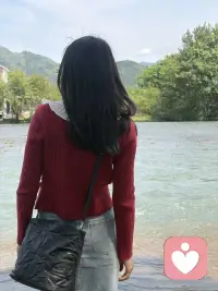 有时候会恍惚，误以为好运突然降临，慢慢才醒悟，不过是自己想多了产生的幻觉。这世上哪有平白无故的惊喜，别再期待天上掉馅饼，脚踏实地，才是生活本来的模样。配图