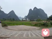 总有人说，婚姻里付出越多，就越不被珍惜。其实道理很简单，当你把所有温柔、包容和退让都拱手让人，对方就会慢慢习惯你的付出，忘了你也需要被心疼。别再一味委屈自己了，爱人七分足矣，剩下三分，一定要留给自己。有底线的爱，才值得被好好对待。配图