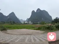 总有人说，婚姻里付出越多，就越不被珍惜。其实道理很简单，当你把所有温柔、包容和退让都拱手让人，对方就会慢慢习惯你的付出，忘了你也需要被心疼。别再一味委屈自己了，爱人七分足矣，剩下三分，一定要留给自己。有底线的爱，才值得被好好对待。配图