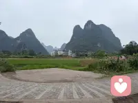 总有人说，婚姻里付出越多，就越不被珍惜。其实道理很简单，当你把所有温柔、包容和退让都拱手让人，对方就会慢慢习惯你的付出，忘了你也需要被心疼。别再一味委屈自己了，爱人七分足矣，剩下三分，一定要留给自己。有底线的爱，才值得被好好对待。配图