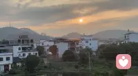 十五月儿圆，十六日轮满。
佛光暖暖照人间，清辉朗朗映长天。
愿时光温柔，抚平过往伤痕；
愿美好朝夕，常伴你我身边。配图