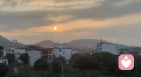 十五月儿圆，十六日轮满。
佛光暖暖照人间，清辉朗朗映长天。
愿时光温柔，抚平过往伤痕；
愿美好朝夕，常伴你我身边。配图