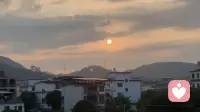十五月儿圆，十六日轮满。
佛光暖暖照人间，清辉朗朗映长天。
愿时光温柔，抚平过往伤痕；
愿美好朝夕，常伴你我身边。配图