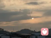 十五月儿圆，十六日轮满。
佛光暖暖照人间，清辉朗朗映长天。
愿时光温柔，抚平过往伤痕；
愿美好朝夕，常伴你我身边。配图