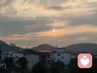 十五月儿圆，十六日轮满。
佛光暖暖照人间，清辉朗朗映长天。
愿时光温柔，抚平过往伤痕；
愿美好朝夕，常伴你我身边。配图