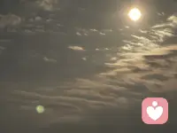 十五月儿圆，十六日轮满。
佛光暖暖照人间，清辉朗朗映长天。
愿时光温柔，抚平过往伤痕；
愿美好朝夕，常伴你我身边。配图