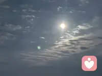十五月儿圆，十六日轮满。
佛光暖暖照人间，清辉朗朗映长天。
愿时光温柔，抚平过往伤痕；
愿美好朝夕，常伴你我身边。配图