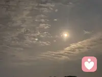 十五月儿圆，十六日轮满。
佛光暖暖照人间，清辉朗朗映长天。
愿时光温柔，抚平过往伤痕；
愿美好朝夕，常伴你我身边。配图