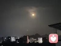 今晚四🈷️十六的圆月，圆满得恰到好处。清辉洒落时，宛若佛光遍洒人间，温柔又安宁；转瞬之间，又似灼灼火球，热烈耀眼。静静凝望，圆月又化作一朵盛放的清莲，澄澈不染尘埃。抬头望月，心也跟着慢慢沉静下来。配图