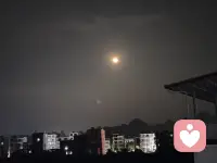 今晚四🈷️十六的圆月，圆满得恰到好处。清辉洒落时，宛若佛光遍洒人间，温柔又安宁；转瞬之间，又似灼灼火球，热烈耀眼。静静凝望，圆月又化作一朵盛放的清莲，澄澈不染尘埃。抬头望月，心也跟着慢慢沉静下来。配图