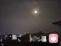 今晚四🈷️十六的圆月，圆满得恰到好处。清辉洒落时，宛若佛光遍洒人间，温柔又安宁；转瞬之间，又似灼灼火球，热烈耀眼。静静凝望，圆月又化作一朵盛放的清莲，澄澈不染尘埃。抬头望月，心也跟着慢慢沉静下来。配图