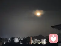 今晚四🈷️十六的圆月，圆满得恰到好处。清辉洒落时，宛若佛光遍洒人间，温柔又安宁；转瞬之间，又似灼灼火球，热烈耀眼。静静凝望，圆月又化作一朵盛放的清莲，澄澈不染尘埃。抬头望月，心也跟着慢慢沉静下来。配图