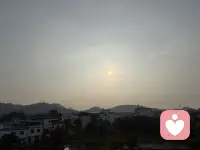 放下焦虑，接纳平凡
不必逼孩子活成顶尖优秀，健康善良、三观端正便是最好的答卷。少拿自家孩子和旁人对比，每个花期各不相同，有的早早盛放，有的慢慢扎根。父母放平期待，家庭才满是温柔，孩子才能自在发光。配图