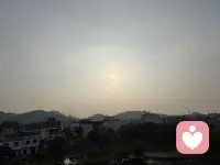 放下焦虑，接纳平凡
不必逼孩子活成顶尖优秀，健康善良、三观端正便是最好的答卷。少拿自家孩子和旁人对比，每个花期各不相同，有的早早盛放，有的慢慢扎根。父母放平期待，家庭才满是温柔，孩子才能自在发光。配图