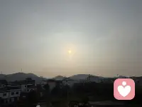放下焦虑，接纳平凡
不必逼孩子活成顶尖优秀，健康善良、三观端正便是最好的答卷。少拿自家孩子和旁人对比，每个花期各不相同，有的早早盛放，有的慢慢扎根。父母放平期待，家庭才满是温柔，孩子才能自在发光。配图
