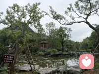 岁月能带走时光，却抹不掉童年刻下的印记。那些难以启齿的过往，藏在心底成为执念，无处诉说也无人理解。别一个人默默承受，把心事娓娓道来，安静倾听陪伴，让积压的情绪找到出口。