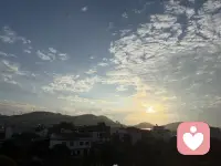 好的伴侣恰似暖阳，从不刻意喧闹，却恒久散发温柔热度。当你身陷低谷，他是引路的光；当生活归于平淡，他是随身的暖，安稳陪伴，岁岁年年。
