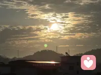 好的伴侣恰似暖阳，从不刻意喧闹，却恒久散发温柔热度。当你身陷低谷，他是引路的光；当生活归于平淡，他是随身的暖，安稳陪伴，岁岁年年。