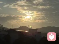 好的伴侣恰似暖阳，从不刻意喧闹，却恒久散发温柔热度。当你身陷低谷，他是引路的光；当生活归于平淡，他是随身的暖，安稳陪伴，岁岁年年。