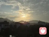 好的伴侣恰似暖阳，从不刻意喧闹，却恒久散发温柔热度。当你身陷低谷，他是引路的光；当生活归于平淡，他是随身的暖，安稳陪伴，岁岁年年。