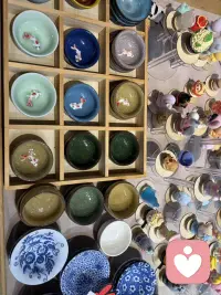 姑娘，你要悄悄的努力，然后惊艳所有人。不必四处宣扬自己的目标，也不用急于向旁人诉说你的苦楚。沉下心打磨自身，默默积攒底气。暂时的低谷和失意都只是成长的铺垫，熬过无人问津的日子，你想要的光芒和惊喜终会奔赴而来。静下心深耕自己，当你足够优秀，世间万般美好，才会主动向你靠拢。