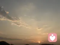 秋天的第一天，暑气还未完全消散，风里已经悄悄带上秋的气息。和热烈的夏天好好告别，那些未完成的期待、藏在心底的遗憾，不必耿耿于怀。四季流转，人也该慢慢沉淀自己。褪去夏日的浮躁，学会安静与从容。愿秋风送来好运，愿往后的时光，有落叶、有晚风，有不慌不忙的生活。不负时光，不负自己，所有美好，都在秋天慢慢相逢。
