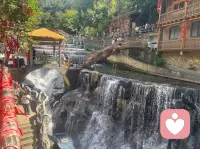 你可以找心理学家，找你信得过的朋友，找你的老师，找你的亲人。所以切记心中不舒服，老闷在那里，你其实不妨说出来。