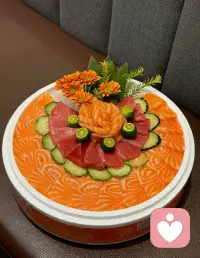 当你学会爱自己，把注意力放回自己身上，就会发现，清晨的阳光很暖，傍晚的晚风很柔，平凡的一日三餐都满是烟火气的美好。配图