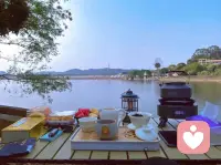 一起分享过生活里的小欢喜与小烦恼，这些看似平淡的瞬间，都成了记忆里最珍贵的宝藏，让原本寡淡的日子，变得鲜活又温暖。