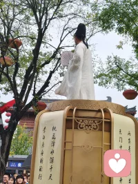 很多善良通透的好女人，看着总是不合群。
不是她不会社交，是她不愿参与是非，不想附和虚假。
当身边人热衷于闲话攀比，她选择安静守住本心，慢慢就和热闹的圈子走远了。
