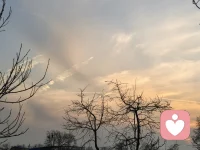 婚姻说白了就是一场因果。
你其实怎样，就会遇见什么样的伴侣。
很多人委屈：
我明明很好，为什么遇不到对的人，
可你那个好是真的好吗？
温柔、可能是没底线的软弱，
大度、可能是不会拒绝的讨好，
付出、不过是想用牺牲换来对方的愧疚。
婚姻从不撒谎，你在外面再体面，一回家全显露出来了。